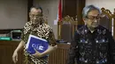 Nurhadi didakwa melakukan tindak pidana pencucian uang atau TPPU sebesar Rp 307,26 miliar dan US$ 50 ribu sehubungan pengurusan perkara di lingkungan pengadilan pada 2012-2018. Tampak dalam foto, mantan sekretaris Mahkamah Agung (MA), Nurhadi (kiri), berjalan usai mengikuti sidang di Pengadilan Tindak Pidana Korupsi (Tipikor), Jakarta, Selasa (18/11/2025). (merdeka.com/Arie Basuki)