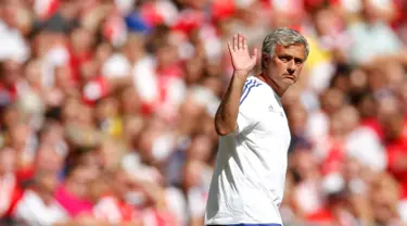 Ekspresi Jose Mourinho melambaikan tangan saat pertandingan Community Shield di Wembley Stadium, Inggris, Minggu (2/8/2015). Chelsea kalah dengan skor 0-1. (Reuters/Andrew Couldridge)