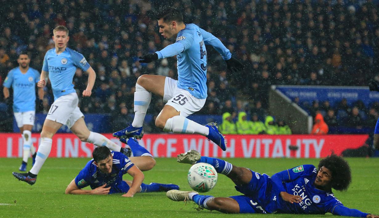 Gelandang Manchester City, Brahim Diaz, menghindari tekel gelandang Leicester, Hamza Choudhury, pada laga Piala Liga di Stadion King Power, Leicester, Selasa (18/12). Leicester kalah adu penalti dari City. (AFP/Lindsey Parnaby)