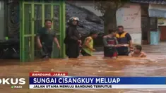 Setelah diguyur hujan deras selama beberapa jam. Akibatnya jalan utama dari Soreang menuju Kota Bandung ini terputus, karena genangan air mencapai lebih dari 60 centimeter.