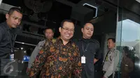 Ekspresi Priyo Budi Santoso usai diperiksa di gedung KPK, Jakarta, Rabu (10/5). Priyo diperiksa sebagai saksi kasus dugaan korupsi pengadaan Alquran di Kemenag Tahun Anggaran 2011-2012. (Liputan6.com/Helmi Afandi)