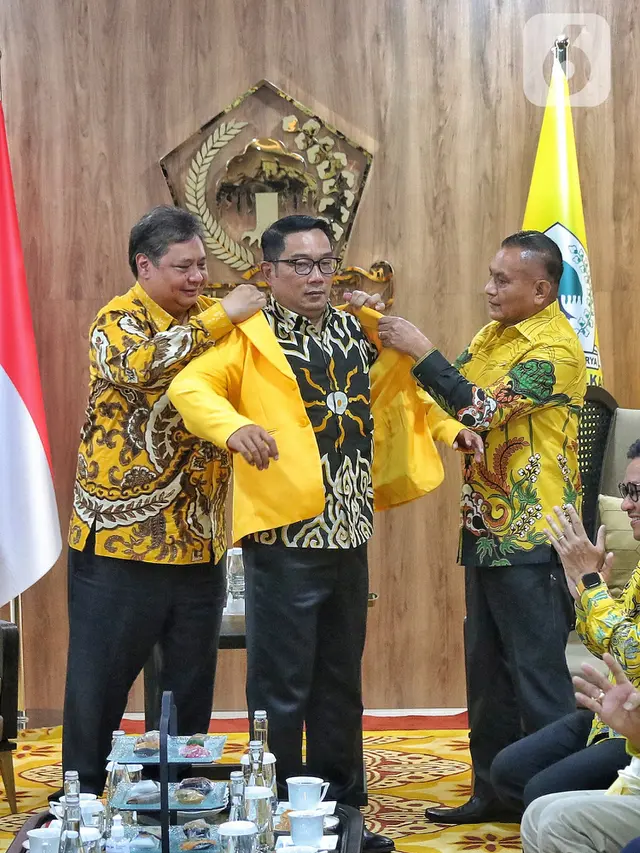 Dipakaikan Jas Kuning, Ridwan Kamil Resmi Gabung ke Golkar