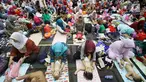 Para peserta mengikuti acara pijat massal bayi di Gedung Kementerian Kesehatan, Jakarta, Selasa (7/11). Acara dalam rangka menyambut Hari Kesehatan Nasional ini diikuti 300 bayi dan anak bawah dua tahun. (Liputan6.com/Immanuel Antonius)