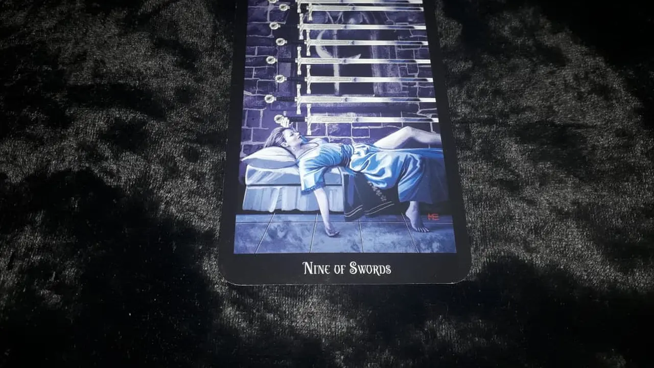 Cek prediksi Tarot Minggu Ini, Nine of Swords. (Foto: Elisabet Kusumodewi)