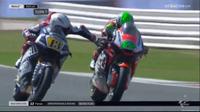 Aksi pembalap Moto2, Romano Fenati (kiri) saat menarik tuas rem motor Stefano Manzi (Foto: Istimewa)