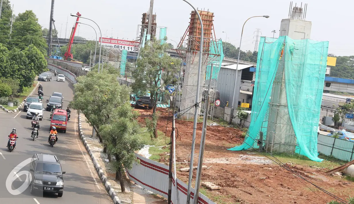 Suasana pembangunan proyek light rail transit (LRT) koridor Cibubur-Cawang di tepi Tol Jagorawi, Jakarta, Senin (19/9). Proyek transportasi ini ditargetkan rampung pada tahun 2018 mendatang. (Liputan6.com/Immanuel Antonius)