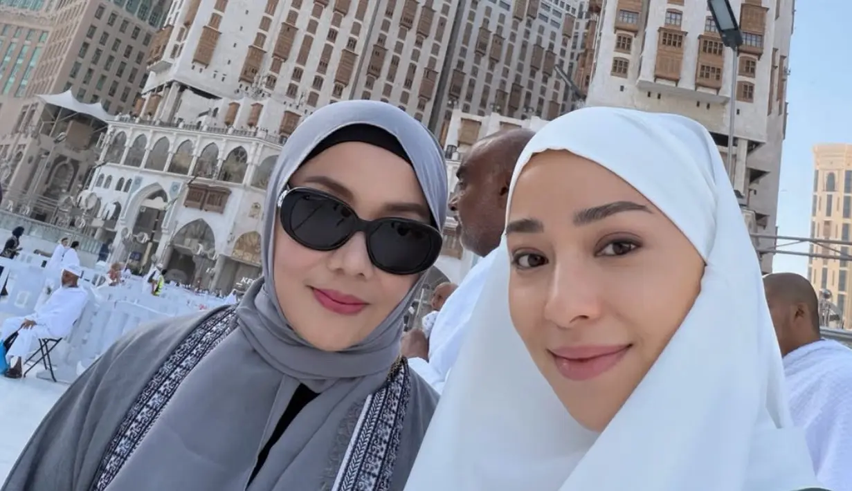 Mengenakan kerudung putih panjang, Nikita tampil dengan riasan wajah flawless hanya tampak lipstik nude dan eyeshadow hitam di matanya.  [@yorafebrina]