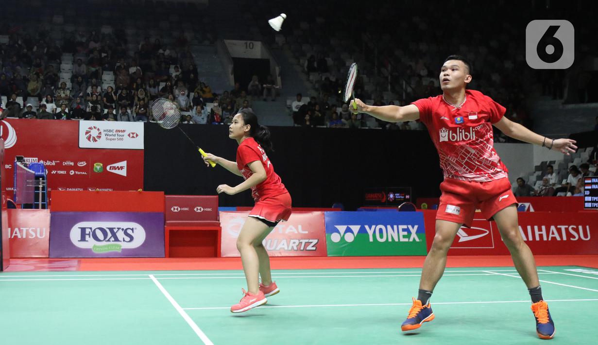 Ganda campuran Indonesia, Rinov Rivaldy/Pitha Haningtyas Mentari mengembalikan kok ke arah Lee Jhe-Huei/Hsu Ya Ching (Taiwan) saat babak pertama Indonesia Master 2020 di Istora GBK, Jakarta, Selasa (14/1/2020). Rivaldi/Mentari kalah dua set 15-21, 13-21. (Liputan6.com/Helmi Fithriansyah)