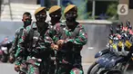 Tentara berjaga di area Polda Metro Jaya, Selasa (1/12/2020). Muhamad Rizieq Shihab bersama menantunya Hanif Alatas dipanggil penyidik Polda Metro Jaya untuk diperiksa sebagai saksi dalam kasus kerumunan di Petamburan. (Liputan6.com/Herman Zakharia)