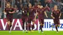 Pemain Bayern Munchen Leroy Sane (tengah) merayakan dengan rekan setimnya usai mencetak gol ke gawang Bayer Leverkusen pada pertandingan sepak bola Bundesliga di Allianz Arena, Munich, Jerman, 30 September 2022. Bayern Munchen menang 4-0. (AP Photo/Matthias Schrader)
