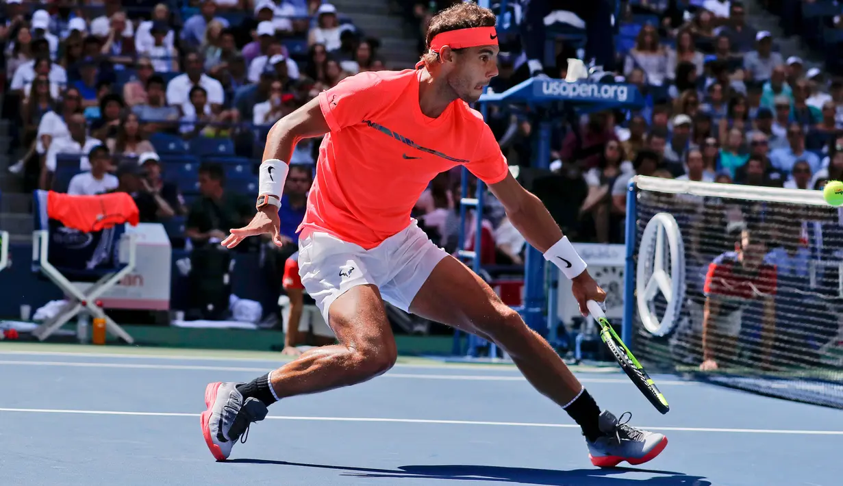 Petenis Spanyol, Rafael Nadal menghadapi petenis Ukraina, Alexandr Dolgopolov pada putaran keempat turnamen AS Terbuka 2017, New York, Senin (4/9). Petenis nomor satu dunia itu lolos usai menang tiga set langsung atas Dolgopolov. (AP Photo/Julie Jacobson)