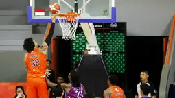Pemain Pelita Jaya Jakarta, Kevin Ornell Daniels, saat melawan Amartha Hangtuah Jakarta pada laga lanjutan Indonesia Basketball League (IBL) 2024 di Gor Soemantri Brodjonegoro, Kuningan, Jakarta, Sabtu (18/5/2024). Pelita Jaya memetik kemenangan 93-84. (Bola.com/M Iqbal Ichsan)