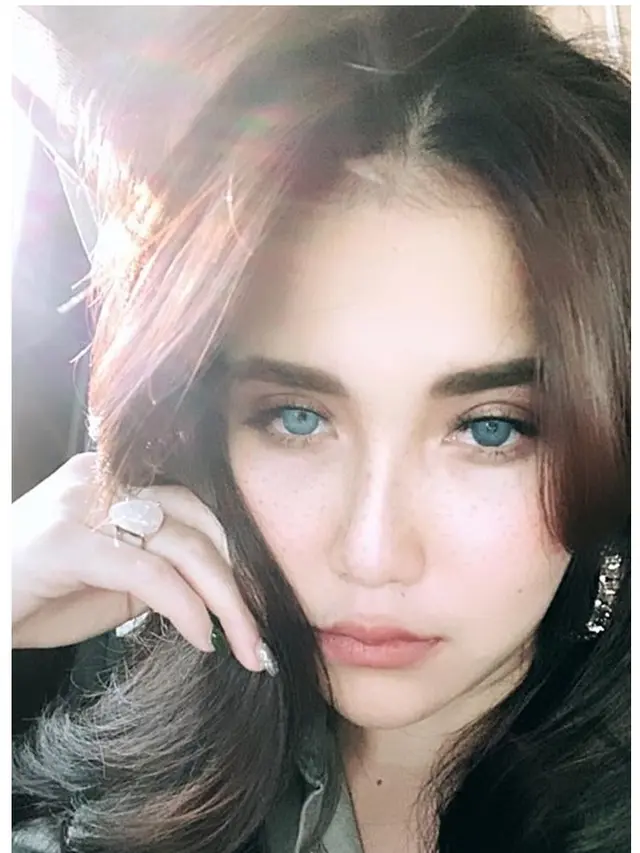 6 Potret Ayu Ting Ting dengan Mata Biru, Disebut Mirip Cewek Turki