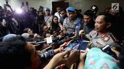 Kapolri Jenderal Tito Karnavian memberikan keterangan pers usai menggelar Rapat Kerja dengan Komisi III DPR RI, Jakarta, Senin (17/7). Rapat juga membahas Penanganan Terorisme dan 17 kasus terkait aplikasi Telegram. (Liputan6.com/Johan Tallo)