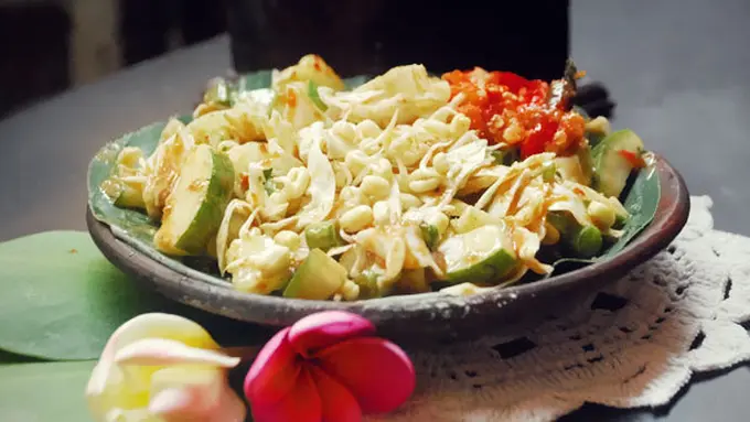 (c) @bee_is_cute / vemale.com