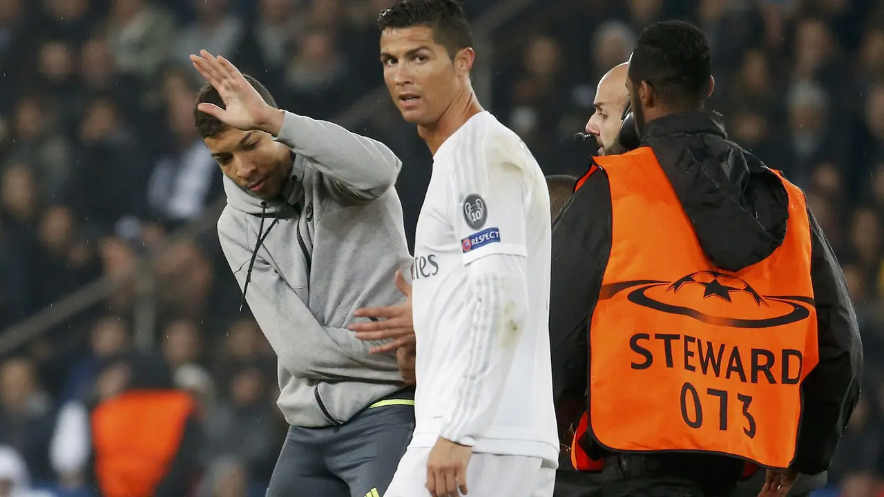 Ronaldo dipeluk fans