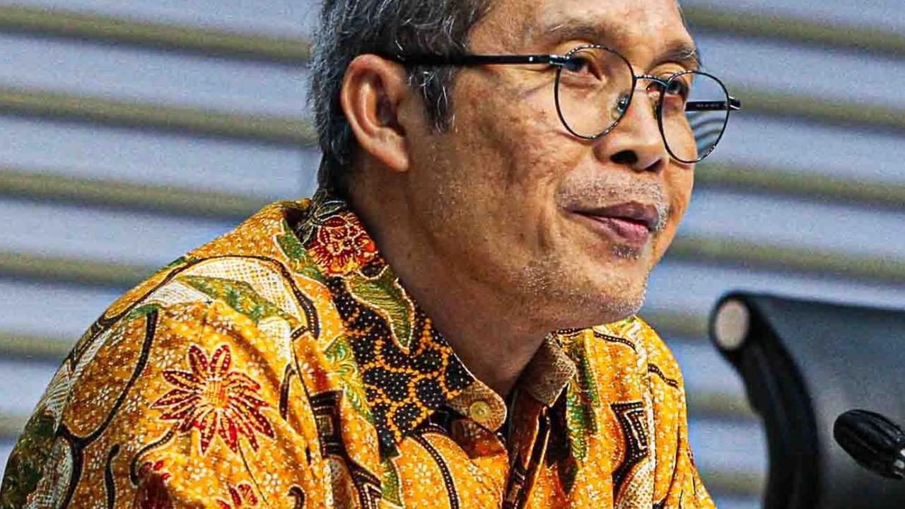 "Apakah kami malu? Saya pribadi tidak!" ucap Alex dengan tegas.