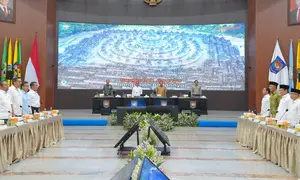 Tito Karnavian saat Rapat Koordinasi Percepatan Rehabilitasi dan Rekonstruksi Pascabencana Alam di Wilayah Sumatera yang digelar di Ruang Sasana Bhakti Praja, Kantor Pusat Kementerian Dalam Negeri (Kemendagri), Jakarta, Senin (26/1/2026). (Liputan6.com/ Dok Puspen Kemendagri)
