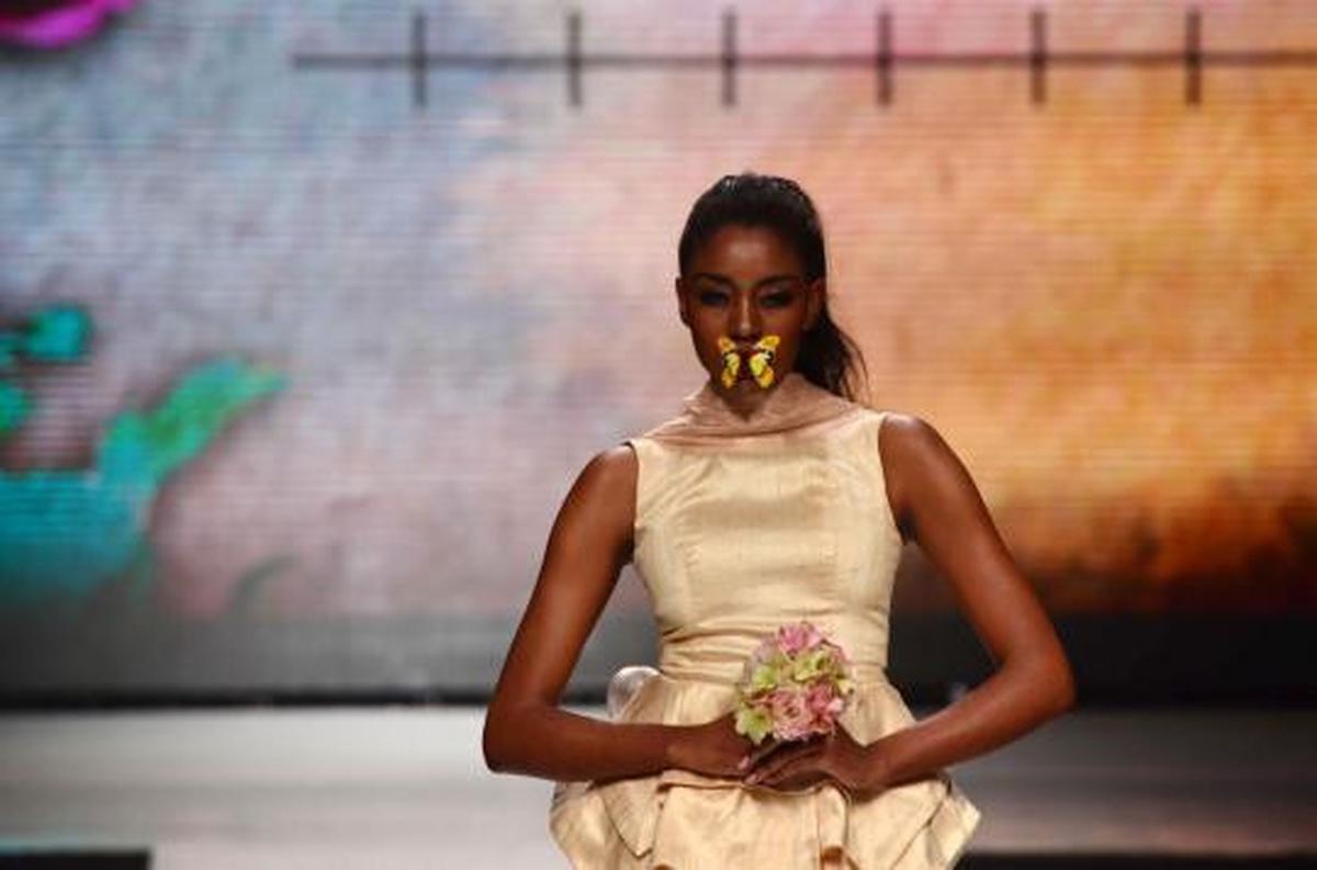 Puluhan model tampil di Jakarta Fashion Week 2013