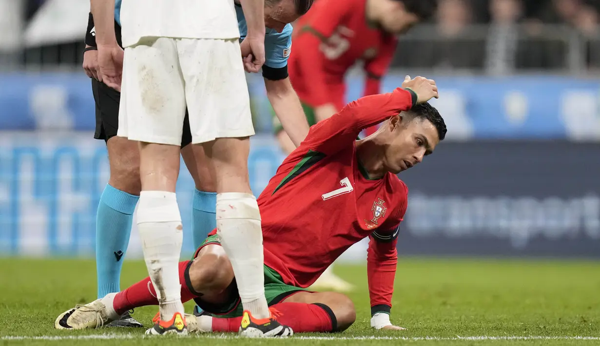 Pemain Portugal, Cristiano Ronaldo, tampak kecewa saat laga melawan Slovenia pada laga persahabatan di Stadion Stozice, Ljubljana, Rabu (27/3/2024). Dalam laga ini, Portugal diperkuat oleh sang kapten, Cristiano Ronaldo yang bermain sejak awal. Namun, tim tamu kesulitan untuk membongkar pertahanan rapat Slovenia. (AP Photo/Darko Bandic)