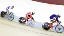 Pesepeda Indonesia, Angga Dwi Wahyu (tengah), memacu kecepatan pada nomor scratch race junior putra saat Asian Track Championship 2019 di Jakarta International Veledrome, Jakarta, Kamis (10/1). Angga berhasil meraih emas. (Bola.com/Yoppy Renato)