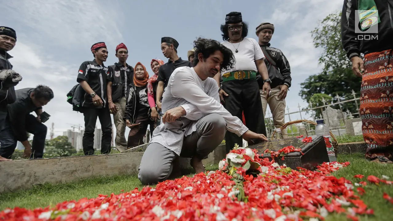 Film Biang Kerok Bakal Tayang, Reza Rahadian Ziarah Makam Benyamin Sueb