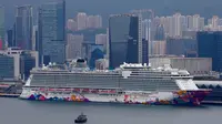 Kapal pesiar World Dream berlabuh di Kai Tak Cruise Terminal, Hong Kong, Rabu (5/2/2020). Hong Kong mengarantina lebih dari 1.800 orang di atas kapal pesiar yang berpaling dari pelabuhan Taiwan tersebut terkait wabah virus corona. (AP Photo/ Vincent Yu)