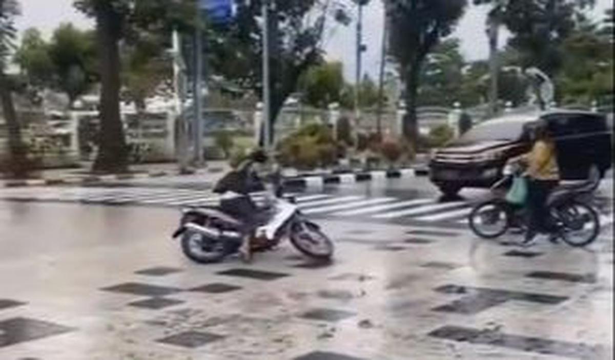<b>Pengendara Berjatuhan</b>