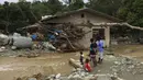 Puing-puing dan batang pohon yang tersapu banjir bandang di Kabupaten Sentani, Jayapura, (17/3). Banjir bandang Sentani menewaskan 70 orang dan puluhan luka-luka. (AFP/Netty Dharma Somba)