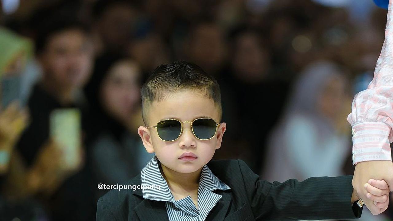 Rayyanza Malik Ahmad Mengguncang Catwalk Jakarta Fashion Week: Keren Seperti Bos Mafia
