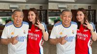 Potret KH Quraish Shihab mengenakan jersey Real Madrid dengan Najwa Shihab. (Instagram/najwashihab)