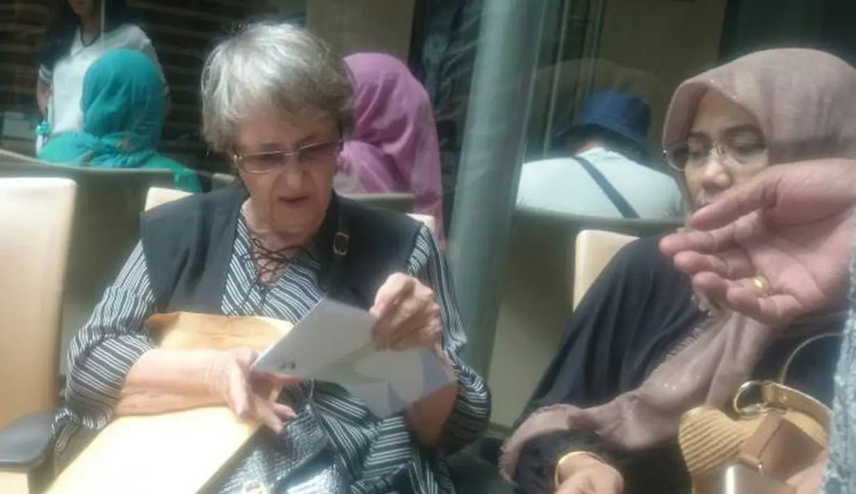 Empat bulan lamanya Yana menjalani pengobatan di Cina dan beberapa hari lalu kembali ke Indonesia. Pihak keluarga, terutama sang ibu menuturkan kondisi keuangan yang kini  ia hadapi. (Bambang E.Ros/Bintang.com)