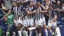 Para pemain West Bromwich Albion merayakan gol Salomon Rondon (tengah) ke gawang Liverpool pada lanjutan Premier League di The Hawthorns, West Bromwich, (21/4/2018).  West Bromwich imbangi Liverpool 2-2. (Nigel French/PA via AP)