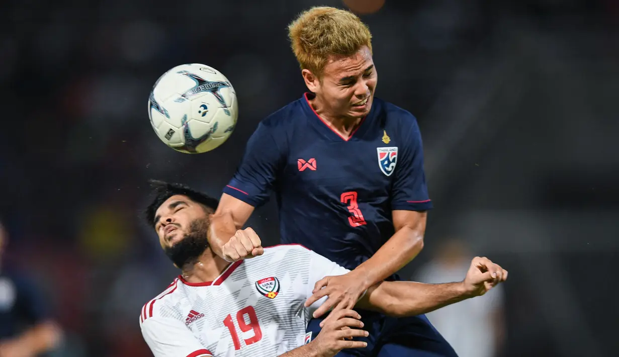 Theerathon Bunmathan merupakan kapten Timnas Thailand di Piala AFF 2022. Pemain klub Buriram United itu tercatat memiliki nilai pasar mencaai 600 ribu euro ata Rp9,8 miliar. Pria 32 tahun itu tercatat memulai debutnya di Timnas Thailand pada 2010 dengan menorehkan 6 gol dan 17 assist dalam 73 penampilan. (AFP/Chalinee Thirasupa)