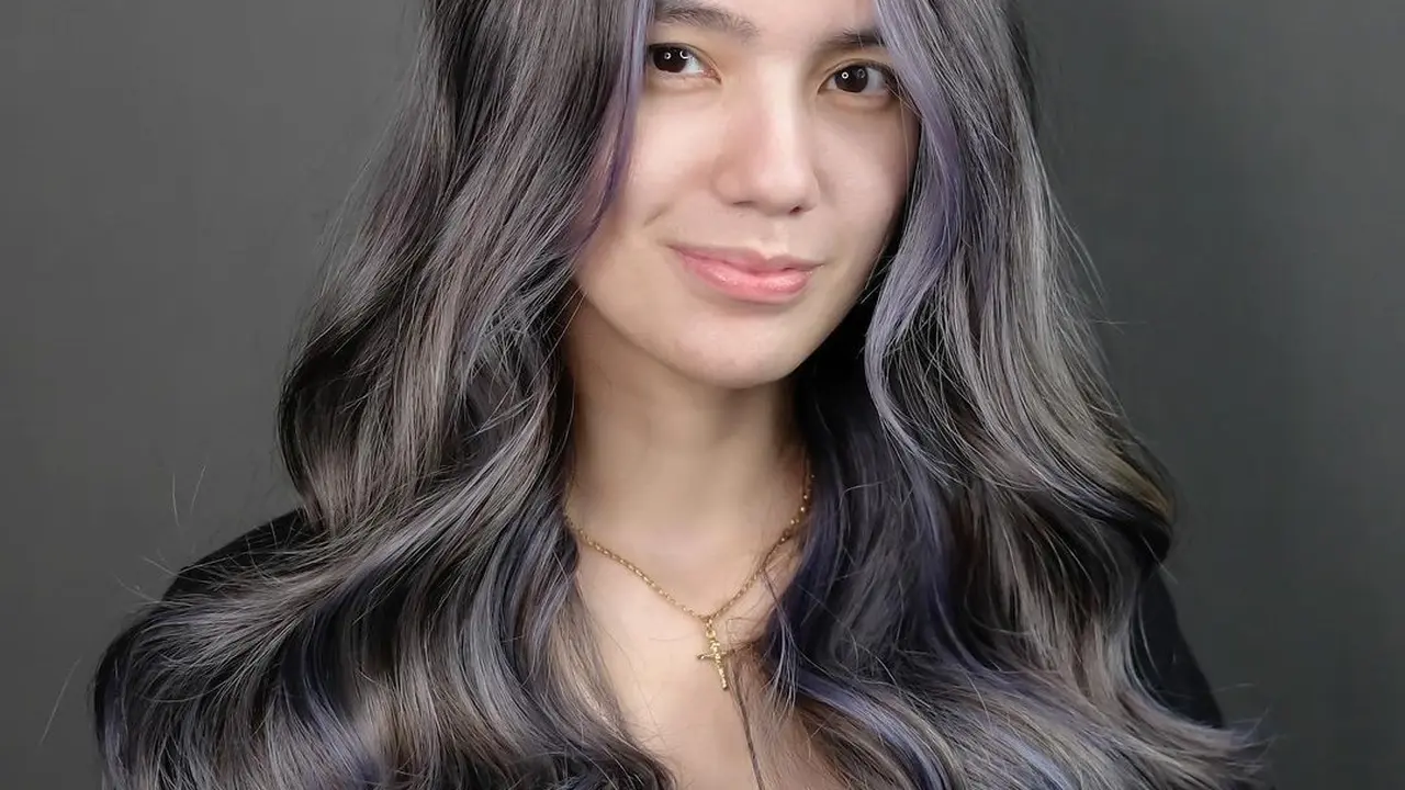 6 Potret Terbaru Sheila Marcia dengan Rambut Silver, Banjir Pujian