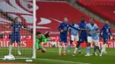 Kiper Chelsea, Kepa Arrizabalaga (kedua dari kiri) membuat penyelamatan saat menghadapi Manchester City dalam laga semifinal Piala FA 2020/2021 di Wembley Stadium, London, Sabtu (17/4/2021). Chelsea menang 1-0 atas Manchester City. (AFP/Ben Stansall/Pool)