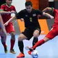 Penggawa Timnas Futsal Indonesia, Subhan Faidasa, memperebutkan bola dengan pemain Thailand dalam laga SEA Games 2017. (Bola.com/KL 2017)