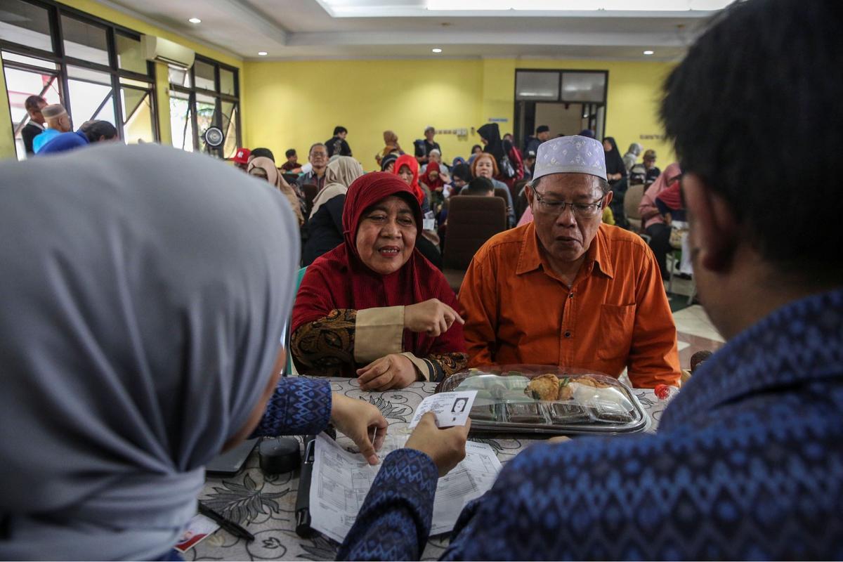 Antusiasme lansia serbu program Kartu Layanan Gratis trasportasi umum