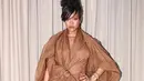 Dengan outfit unik berwarna cokelat, Rihanna sengaja memperlihatkan putingnya. (instagram/badgalriri)