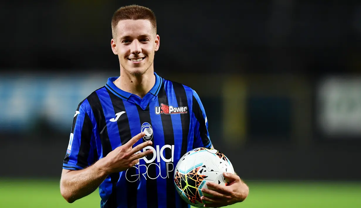 Pemain Atalanta, Mario Pasalic, melakukan selebrasi usai mencetak gol ke gawang Brescia pada laga Serie A di Stadion Gewiss, Selasa (14/7/2020). Atalanta menang 6-2 atas Brescia. (AFP/Miguel Medina)