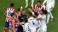 Wasit Bjorn Kuipers, memberikan kartu kuning kepada bek Real madrid, Sergio Ramos, pada laga final Liga Champions melawan Atletico Madrid di Stadion Luz, Portugal, Sabtu (24/5/2014). (EPA/Andre Kosters)