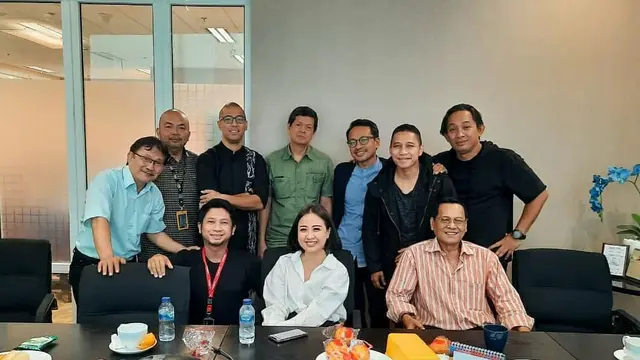 Marcell Siahaan bersama pengurus Prisindo (https://www.instagram.com/p/B8-RyoRFTUU/)