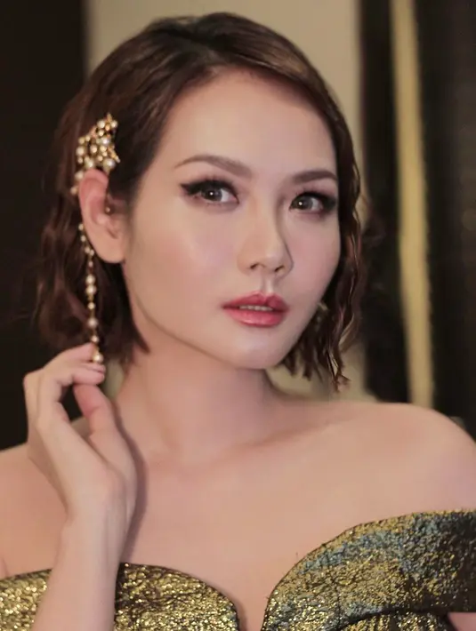 Tak hanya berkarier dalam musik dan presenter saja. Namun Alena Wu juga niat dalam terjun ke dunia hiburan. Ia pun juga pernah bermain seni peran dalam layar lebar. Seperti Crazy Love tahun 2013 dan Silent Hero(es) tahun 2015. (Liputan6.com/IG/@alenawuofficial)