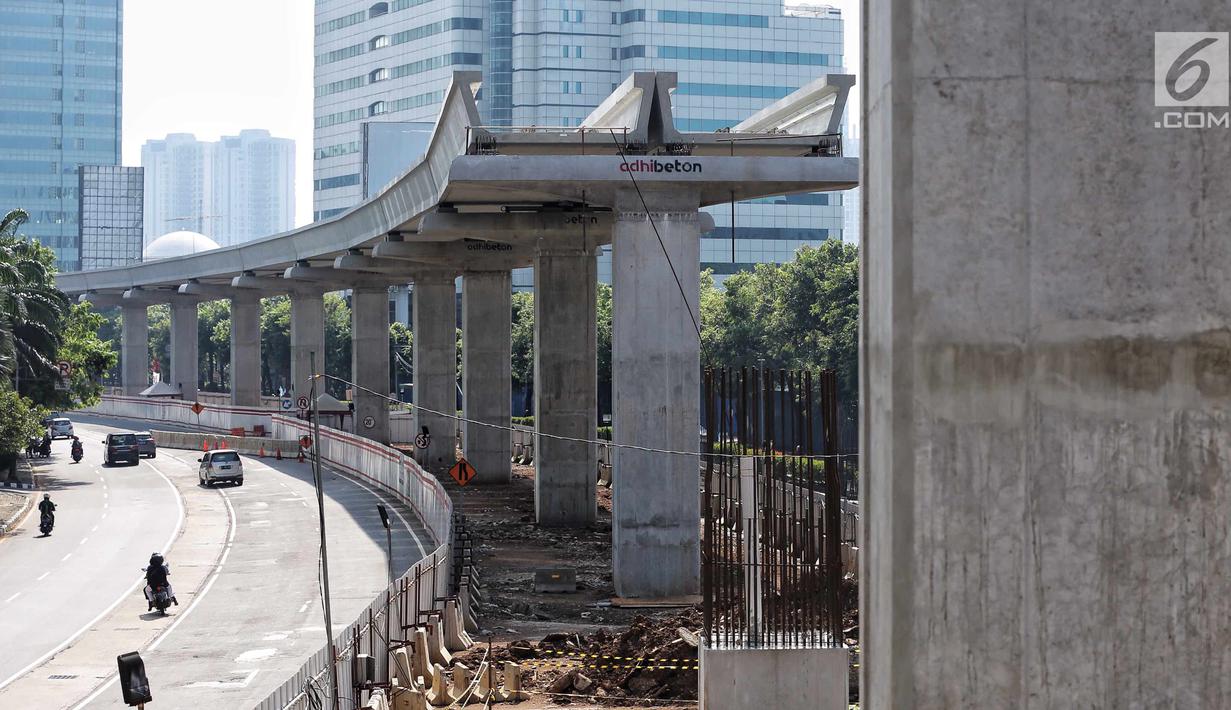 Suasana sepi terlihat di proyek Light Rail Transit (LRT) Jabodebek lintas pelayanan dua rute Cawang-Dukuh Atas di kawasan Kuningan, Jakarta, Senin (18/6). Seluruh proyek infrastruktur masih ditinggal mudik para pekerja. (Liputan6.com/Faizal Fanani)