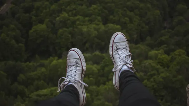 Ilustrasi sepatu putih