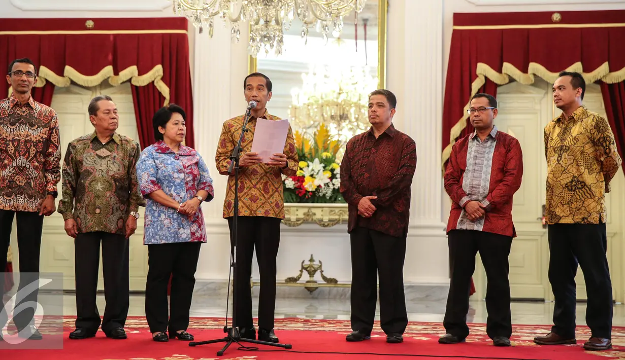 Presiden Jokowi (tengah) didampingi Ketua Pansel Calon Anggota Komisi Yudisial Harkristuti Harkrisnowo (ketiga kiri) memberi keterangan pers terkait hasil seleksi calon anggota KY, di Istana Merdeka, Jakarta, Rabu (3/9/2015). (Liputan6.com/Faizal Fanani)