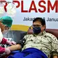 Ketua Umum PMI Jusuf Kalla (kiri) berbincang dengan Menko Perekonomian Airlangga Hartarto (kanan) yang sedang melakukan donor plasma konvalesen saat Pencanangan Gerakan Nasional Pendonor Plasma Konvalesen di Markas PMI, Jakarta, Senin (18/1/2021). (StaffJK/Ade Danhur)