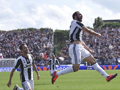 Pemain Juventus, Gonzalo Higuain merayakan golnya ke gawang empoli pada lanjutan Serie A di Carlo Castellani Stadium, Empoli, (02/10/2016). (REUTERS/Alberto Lingria) 