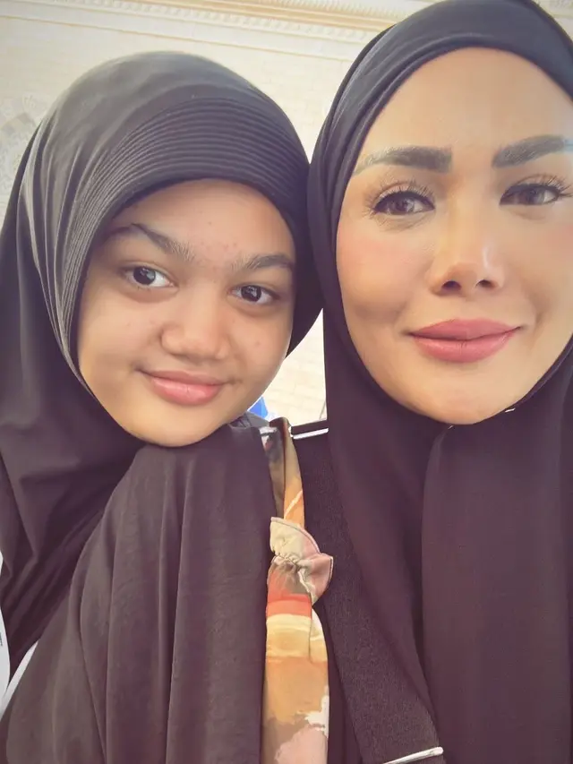 Amora Lemos Pakai Hijab