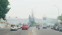 Suasana Kota Pekanbaru ketika diselimuti kabut asap hasil kebakaran lahan pada tahun lalu. (Liputan6.com/M Syukur)